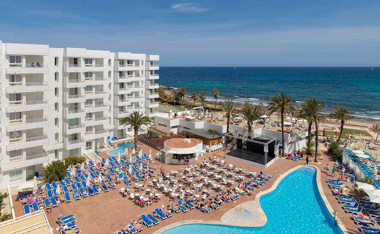 Enjoy in the swimming pool of the hotel palia sa coma playa in mallorca